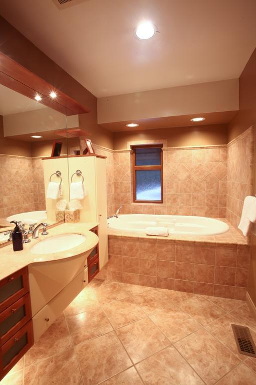 Whistler Alpine Chalet Retreat & Wellness Villa Kamer foto